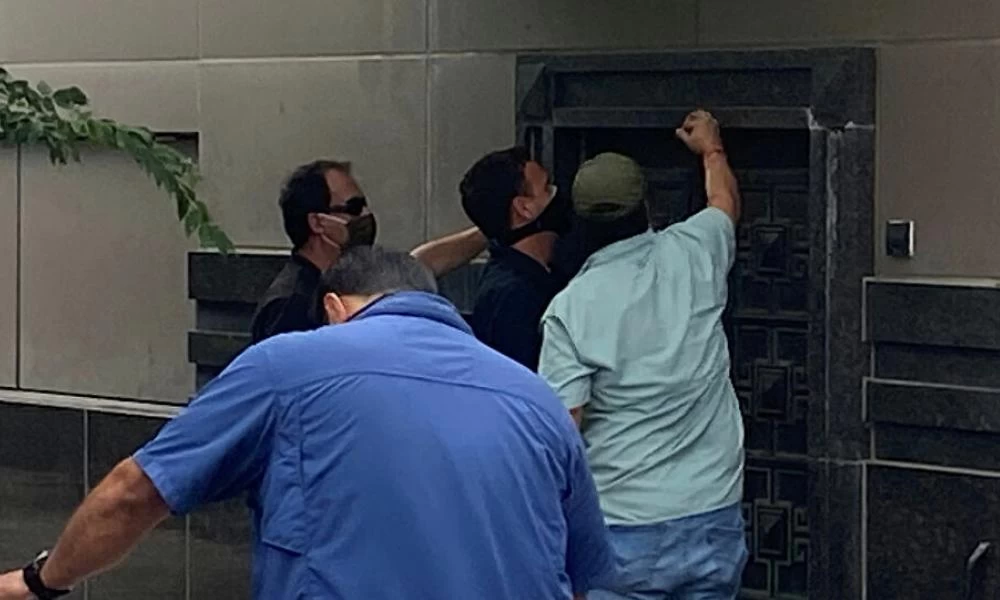 Αμερικανοί αξιωματούχοι προσπάθησαν να μπουν στο κλειστό κινεζικό προξενείο στο Χιούστον (βίντεο)